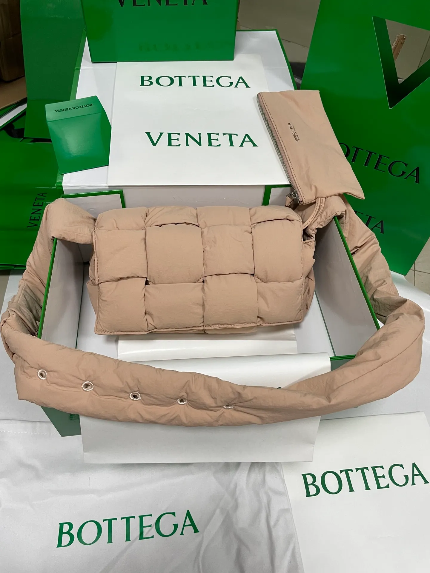 #𝐂𝐀𝐒𝐒𝐄𝐓𝐓𝐄 Nylon tofu tofu bag This Cassette is so cute, its cute appearance does not affect its practicality and the capacity is good! The fabric is low-key and very textured, suitable for daily wear with casual wear. The cross-woven design of the wide cloth is really stunning. The bag has a puffy shape and feels like a piece of tofu. It can be worn on one shoulder, cross-body or as a waist bag. You can also adjust the shoulder strap to the size of the bag under the armpit, so you can have it all! S30x15cm【8951#】